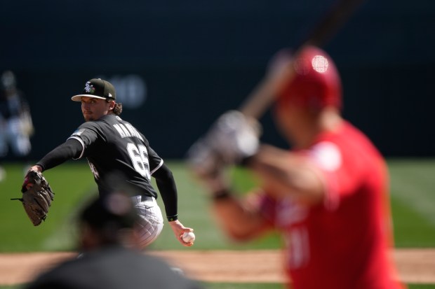 Chicago White Sox pitcher Davis Martin (65) delivers in the second inning during spring training baseball game against the Cincinnati Reds, Wednesday, Feb. 25, 2026, in Phoenix. (AP Photo/Brynn Anderson)