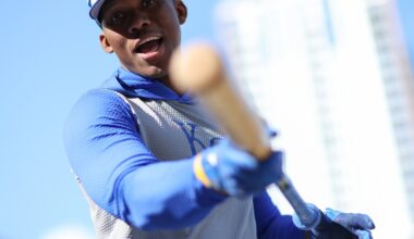 Rangers claim Blanco from Royals