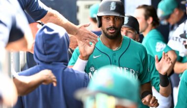 Mariners consider being controversial, change mind, win 4-3