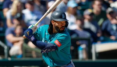 Mariners come up on short end of pitching duel, lose to Diamondbacks 2-1