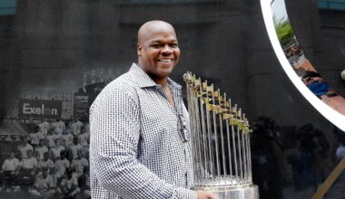 Frank Thomas sues the Chicago White Sox