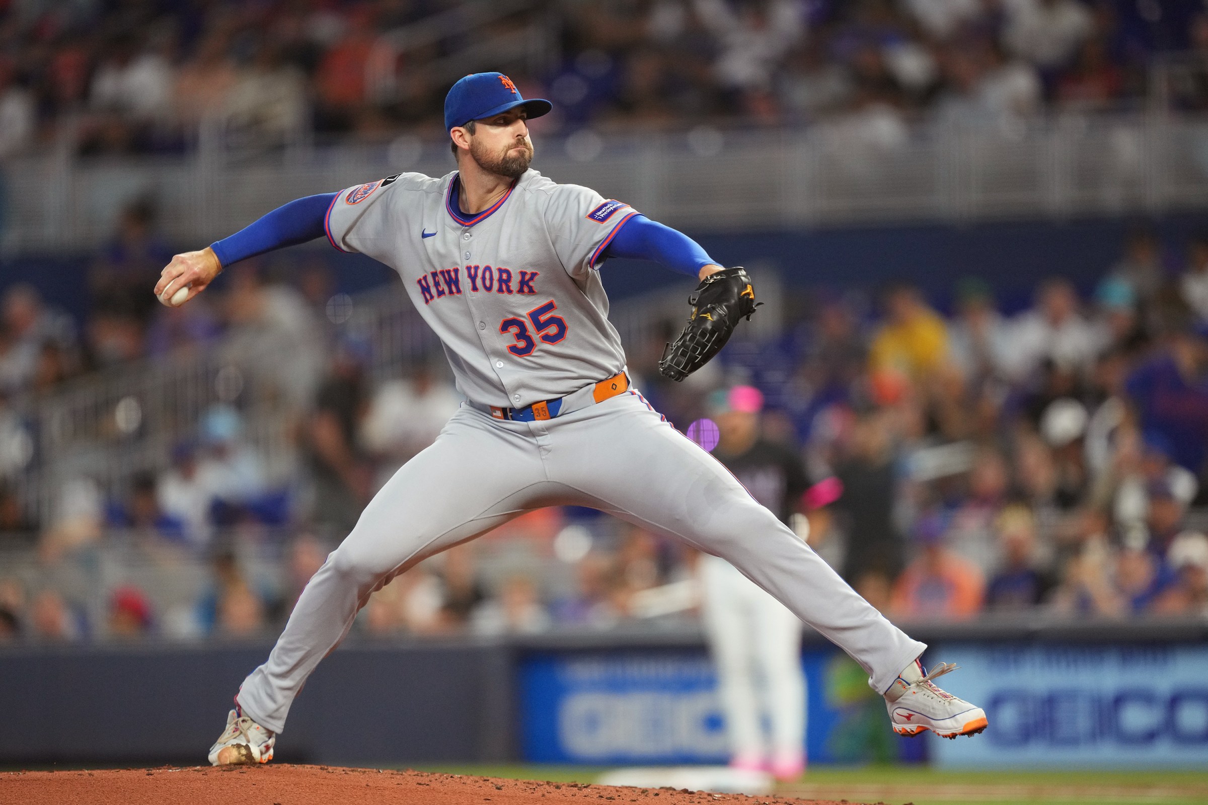 Sep 27, 2025; Miami, Florida, USA; New York Mets pitcher Clay Holmes (35) pitches against the Miami Marlins in the first inning at loanDepot Park. Mandatory Credit: Jim Rassol-Imagn Images