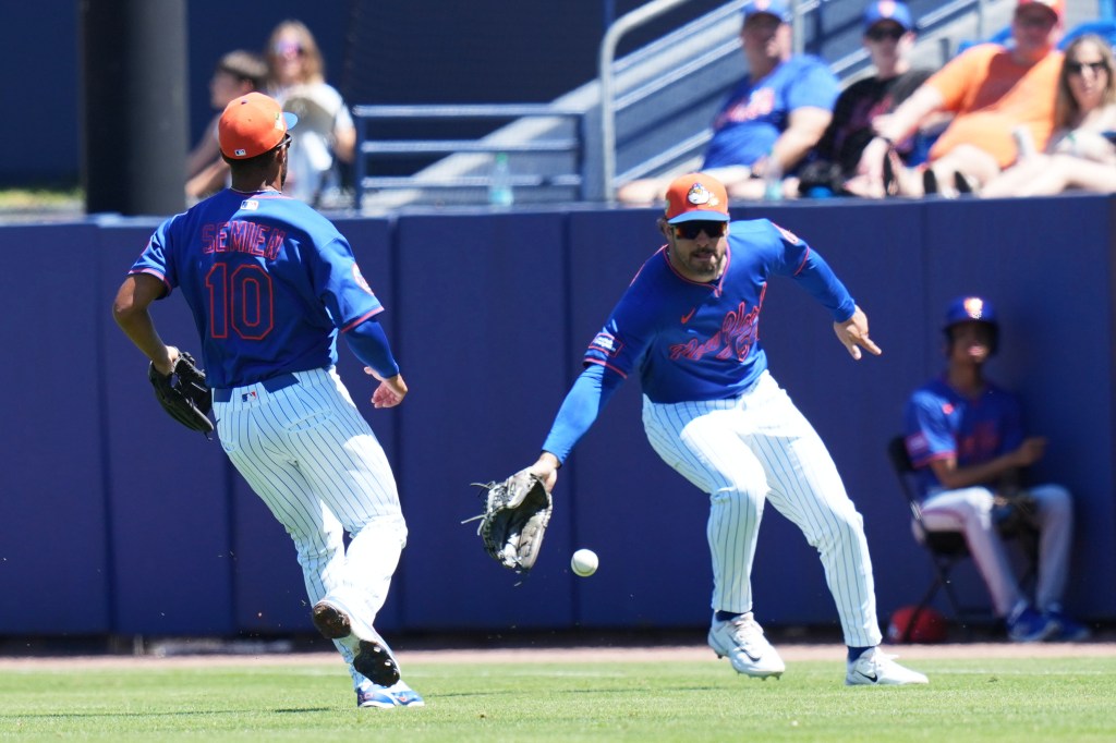 Mike Tauchman (r.) fails to make a catch during the Mets' exhibition game on March 21, 2026.