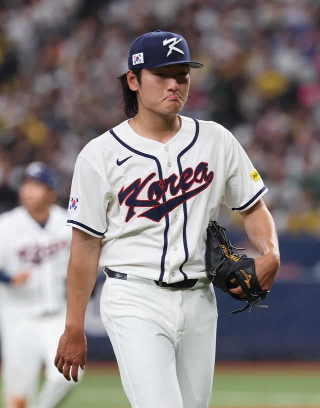 At the World Baseball Classic warm-up match between the Korean national team and the Hanshin Tigers in Japan held at the Kyocera Dome in Osaka, Japan on Sunday. Korean starting pitcher Kwak Bin leaves the mound after allowing Hanshin to score three runs in the bottom of the second inning. Photo = Yonhap News