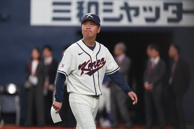 The World Baseball Classic warm-up match between the Korean national team and the Hanshin Tigers of the Japanese professional baseball team was held at Kyocera Dome in Osaka, Japan on the 2nd. South Korean coach Ryu Ji-hyun is heading to the dugout after exchanging lineups with Hanshin Fujikawa Kyuji. Photo = Yonhap News