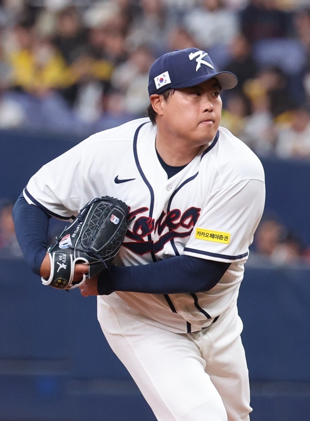 At the World Baseball Classic warm-up match between the Korean national team and the Hanshin Tigers of the Japanese professional baseball league held at Kyocera Dome in Osaka, Japan on Sunday. Korean Ryu Hyun-jin is pitching hard in the bottom of the sixth inning. Photo = Yonhap News