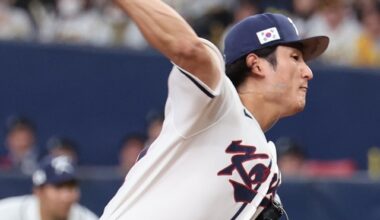 At the World Baseball Classic warm-up match between the Korean national team and the Hanshin Tigers in Japan held at the Kyocera Dome in Osaka, Japan on Sunday. Korean starting pitcher Kwak Bin leaves the mound after allowing Hanshin to score three runs in the bottom of the second inning. Photo = Yonhap News