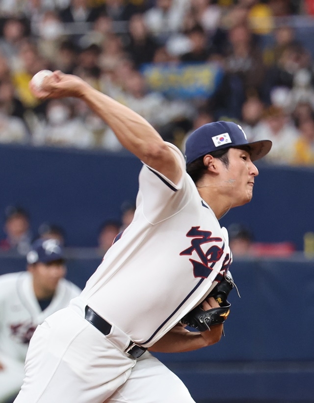 At the World Baseball Classic warm-up match between the Korean national team and the Hanshin Tigers in Japan held at the Kyocera Dome in Osaka, Japan on Sunday. Korean starting pitcher Kwak Bin leaves the mound after allowing Hanshin to score three runs in the bottom of the second inning. Photo = Yonhap News
