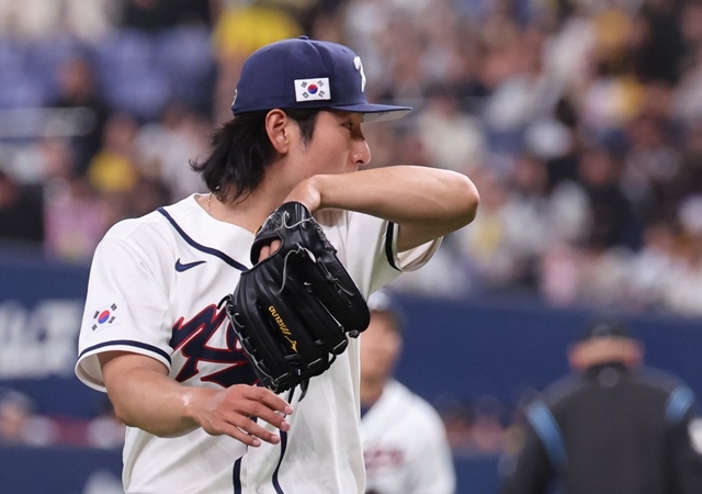 At the World Baseball Classic warm-up match between the Korean national team and the Hanshin Tigers in Japan held at the Kyocera Dome in Osaka, Japan on Sunday. Korean starting pitcher Kwak Bin leaves the mound after allowing Hanshin to score three runs in the bottom of the second inning. Photo = Yonhap News