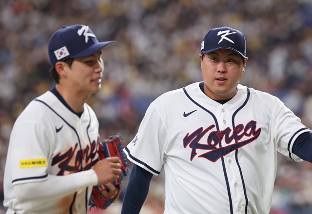 The World Baseball Classic warm-up match between the Korean national team and the Hanshin Tigers of the Japanese professional baseball team was held at Kyocera Dome in Osaka, Japan on the 2nd. Ryu Hyun-jin, who finished the inning without losing a point in a row in the bottom of the sixth inning and the seventh inning, is smiling as he heads to the dugout. Photo = Yonhap News