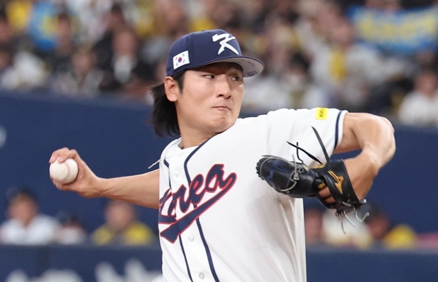 At the World Baseball Classic warm-up match between the Korean national team and the Hanshin Tigers in Japan held at Kyocera Dome in Osaka, Japan on Sunday. Korean starting pitcher Kwak Bin is pitching hard at the bottom of the first inning. Photo = Yonhap News