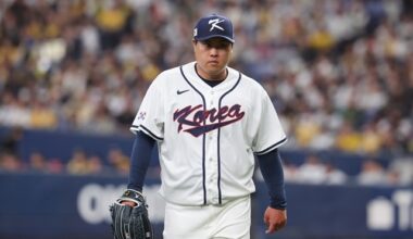 The World Baseball Classic warm-up match between the Korean national team and the Hanshin Tigers of the Japanese professional baseball team was held at Kyocera Dome in Osaka, Japan on the 2nd. Ryu Hyun-jin, who finished the inning without losing a point in a row in the bottom of the sixth inning and the seventh inning, is smiling as he heads to the dugout. Photo = Yonhap News