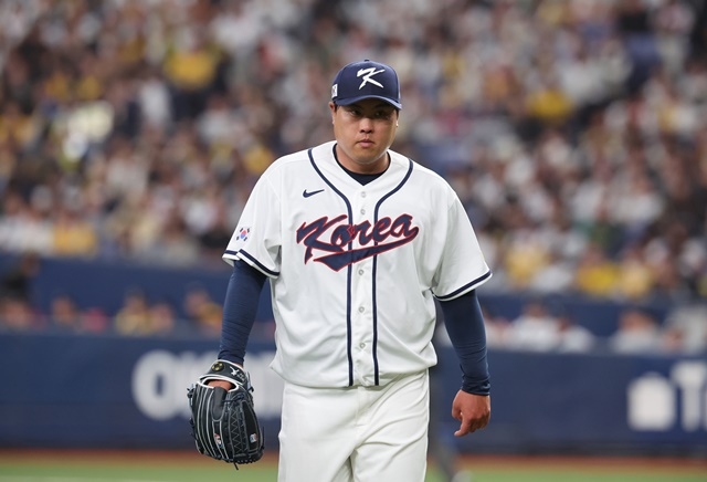 The World Baseball Classic warm-up match between the Korean national team and the Hanshin Tigers of the Japanese professional baseball team was held at Kyocera Dome in Osaka, Japan on the 2nd. Ryu Hyun-jin, who finished the inning without losing a point in a row in the bottom of the sixth inning and the seventh inning, is smiling as he heads to the dugout. Photo = Yonhap News