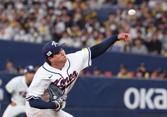 At the World Baseball Classic warm-up match between the Korean national team and the Hanshin Tigers of the Japanese professional baseball league held at Kyocera Dome in Osaka, Japan on Sunday. Korean Ryu Hyun-jin is pitching hard in the bottom of the seventh inning. Photo = Yonhap News