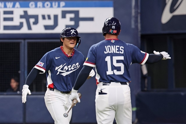 The World Baseball Classic warm-up match between the Korean national team and the Orix Buffaloes of the Japanese professional baseball league took place at the Kyocera Dome in Osaka, Japan on the 3rd. In the top of the second inning, South Korean Kim Do-young is sharing joy with Germai Jones after hitting a three-run home run with two outs and runners on first and third bases. Photo = Yonhap News