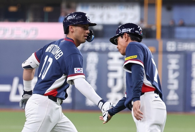 The World Baseball Classic warm-up match between the Korean national team and the Orix Buffaloes of the Japanese professional baseball league took place at the Kyocera Dome in Osaka, Japan on the 3rd. In the top of the fifth inning, Korea's Shay Witcom celebrates after hitting a solo home run with one out. Photo = Yonhap News