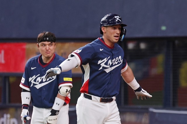 The World Baseball Classic warm-up match between the Korean national team and the Orix Buffaloes of the Japanese professional baseball league took place at the Kyocera Dome in Osaka, Japan on the 3rd. In the top of the fifth inning, Korea's Shay Witcom celebrates after hitting a solo home run with one out. Photo = Yonhap News