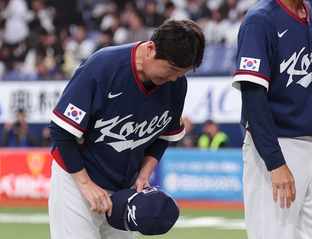 South Korean coach Ryu Ji-hyun, who won the World Baseball Classic (WBC) warm-up match against the Korean national team and the Orix Buffaloes in Japanese professional baseball 8-5 at Kyocera Dome in Osaka, Japan, greets the crowd on the 3rd. Photo = Yonhap News