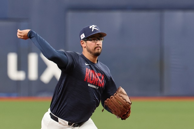 The World Baseball Classic warm-up match between the Korean national team and the Hanshin Tigers of the Japanese professional baseball team was held at Kyocera Dome in Osaka, Japan on the 2nd. South Korean Ahn Hyun-min is delighted after hitting an RBI single in the top of the first inning with two outs and runners on the first and third bases. Photo = Yonhap News