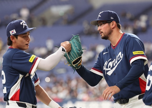 The World Baseball Classic warm-up match between the Korean national team and the Orix Buffaloes of the Japanese professional baseball league took place at the Kyocera Dome in Osaka, Japan on the 3rd. In the top of the second inning, South Korean Kim Do-young is sharing joy with Germai Jones after hitting a three-run home run with two outs and runners on first and third bases. Photo = Yonhap News