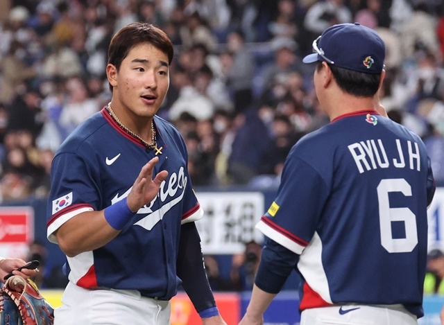 South Korean Ahn Hyun-min, who won the World Baseball Classic (WBC) warm-up match against the Korean national team and the Orix Buffaloes in Japanese professional baseball 8-5 at Kyocera Dome in Osaka, Japan, on the 3rd, is giving a high five with Ryu Ji-hyun. Photo = Yonhap News