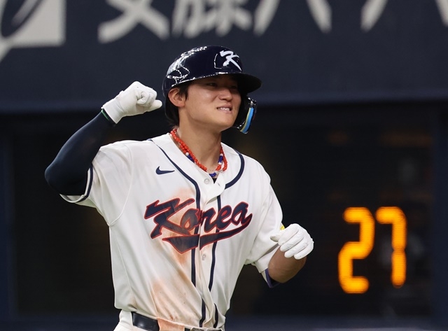 The World Baseball Classic warm-up match between the Korean national team and the Hanshin Tigers of the Japanese professional baseball team was held at Kyocera Dome in Osaka, Japan on the 2nd. South Korean Kim Do-young is delighted after hitting a solo home run with one out in the top of the fifth inning. Photo = Yonhap News