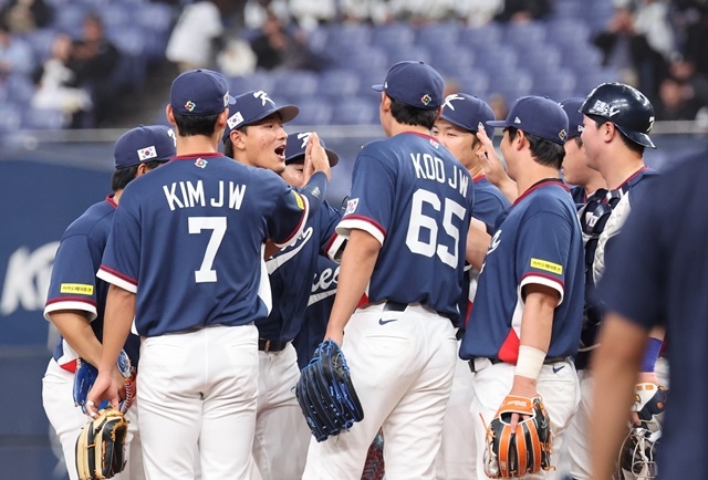 The World Baseball Classic warm-up match between the Korean national team and the Orix Buffaloes of the Japanese professional baseball league took place at the Kyocera Dome in Osaka, Japan on the 3rd. In the top of the second inning, Korean Kim Do-young is celebrating after hitting a three-run home run with two outs and runners on the first and third bases. Photo = Yonhap News