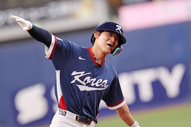 The World Baseball Classic warm-up match between the Korean national team and the Orix Buffaloes of the Japanese professional baseball league took place at the Kyocera Dome in Osaka, Japan on the 3rd. In the top of the second inning, Korean Kim Do-young is celebrating after hitting a three-run home run with two outs and runners on the first and third bases. Photo = Yonhap News