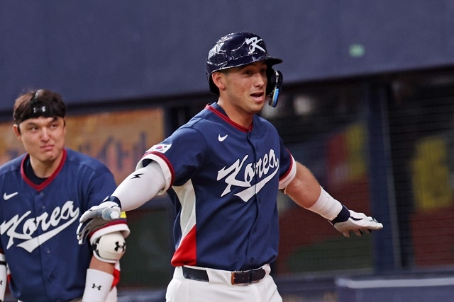 The World Baseball Classic warm-up match between the Korean national team and the Orix Buffaloes of the Japanese professional baseball league took place at the Kyocera Dome in Osaka, Japan on the 3rd. In the top of the fifth inning, Korea's Shay Witcom celebrates after hitting a solo home run with one out. Photo = Yonhap News
