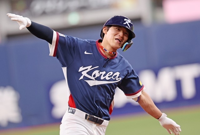 The World Baseball Classic warm-up match between the Korean national team and the Orix Buffaloes of the Japanese professional baseball league took place at the Kyocera Dome in Osaka, Japan on the 3rd. In the top of the second inning, Korean Kim Do-young is celebrating after hitting a three-run home run with two outs and runners on the first and third bases. Photo = Yonhap News