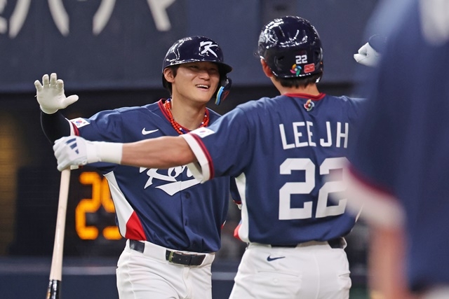 The World Baseball Classic warm-up match between the Korean national team and the Orix Buffaloes of the Japanese professional baseball league took place at the Kyocera Dome in Osaka, Japan on the 3rd. In the top of the second inning, South Korean Kim Do-young is sharing joy with Lee Jung-hoo after hitting a three-run home run with two outs and runners on first and third bases. Photo = Yonhap News