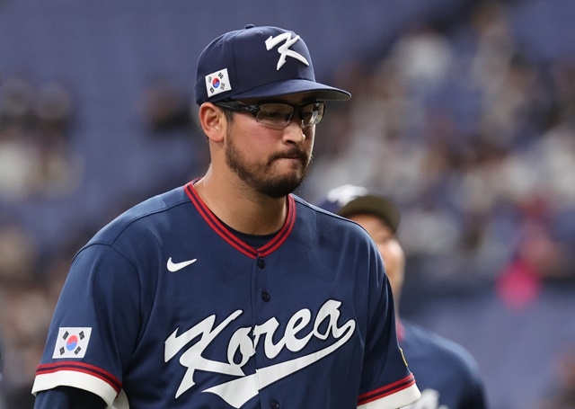 The World Baseball Classic warm-up match between the Korean national team and the Orix Buffaloes of the Japanese professional baseball league took place at the Kyocera Dome in Osaka, Japan on the 3rd. South Korean starting pitcher Dane Dunning is heading to the dugout after finishing the bottom of the first inning without allowing a run. Photo = Yonhap News