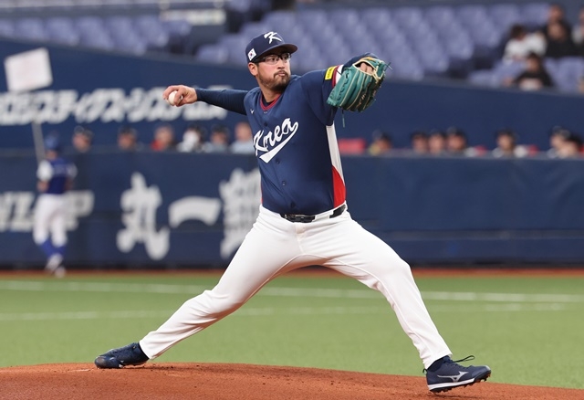 The World Baseball Classic warm-up match between the Korean national team and the Orix Buffaloes of the Japanese professional baseball league took place at the Kyocera Dome in Osaka, Japan on the 3rd. South Korean starting pitcher Dane Dunning is pitching hard. Photo = Yonhap News
