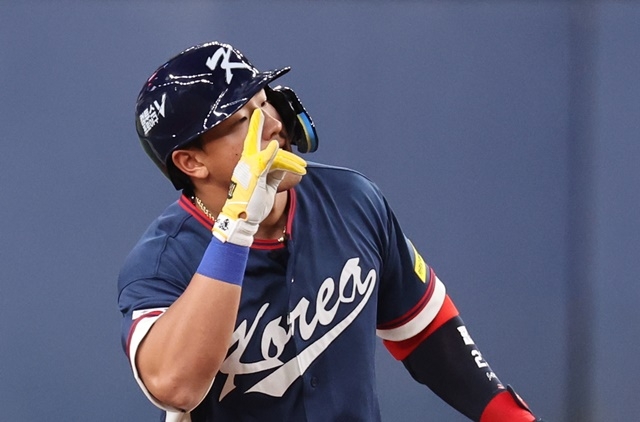 The World Baseball Classic warm-up match between the Korean national team and the Orix Buffaloes of the Japanese professional baseball league took place at the Kyocera Dome in Osaka, Japan on the 3rd. In the top of the second inning, South Korean Ahn Hyun-min is celebrating after hitting an RBI double with two outs and runners on first and second bases. Photo = Yonhap News