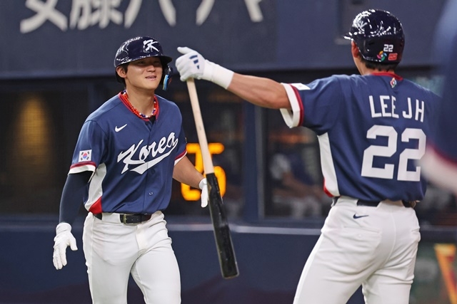 The World Baseball Classic warm-up match between the Korean national team and the Orix Buffaloes of the Japanese professional baseball league took place at the Kyocera Dome in Osaka, Japan on the 3rd. In the top of the second inning, South Korean Kim Do-young is sharing joy with Lee Jung-hoo after hitting a three-run home run with two outs and runners on first and third bases. Photo = Yonhap News