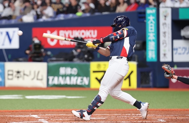 The World Baseball Classic warm-up match between the Korean national team and the Orix Buffaloes of the Japanese professional baseball league took place at the Kyocera Dome in Osaka, Japan on the 3rd. In the top of the second inning, South Korean Ahn Hyun-min hits an RBI double with two outs and runners on first and second bases. Photo = Yonhap News