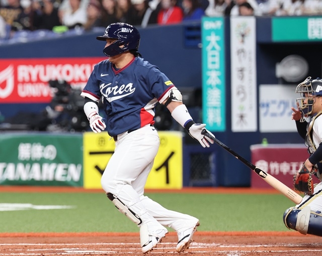 The World Baseball Classic warm-up match between the Korean national team and the Orix Buffaloes of the Japanese professional baseball league took place at the Kyocera Dome in Osaka, Japan on the 3rd. Park Dong-won of South Korea hits an RBI single in the top of the second inning with one out and the bases loaded. Photo = Yonhap News