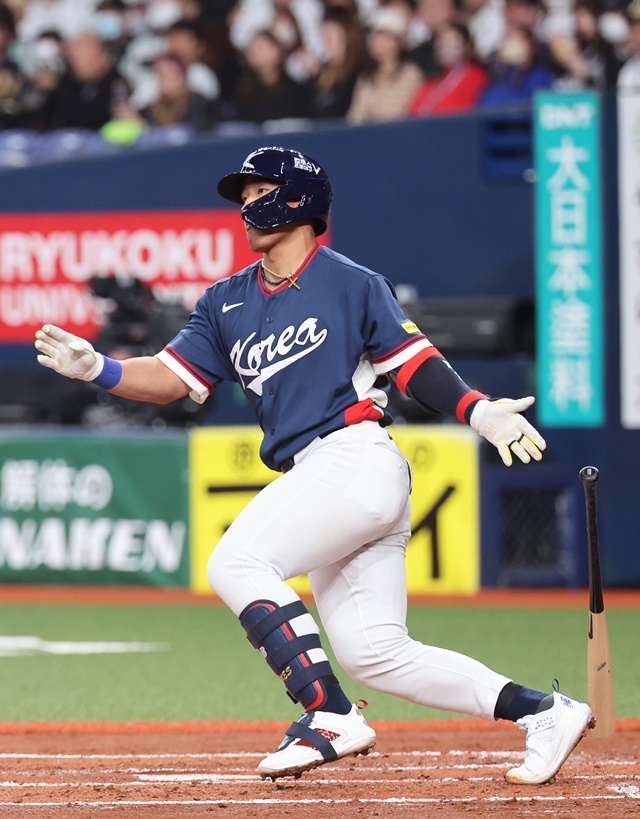 The World Baseball Classic warm-up match between the Korean national team and the Orix Buffaloes of the Japanese professional baseball league took place at the Kyocera Dome in Osaka, Japan on the 3rd. In the top of the second inning, South Korean Ahn Hyun-min hits an RBI double with two outs and runners on first and second bases. Photo = Yonhap News
