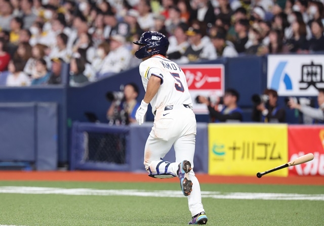 The World Baseball Classic warm-up match between the Korean national team and the Hanshin Tigers of the Japanese professional baseball team was held at Kyocera Dome in Osaka, Japan on the 2nd. Korean Kim Do-young hits a solo home run with one out in the top of the fifth inning. Photo = Yonhap News