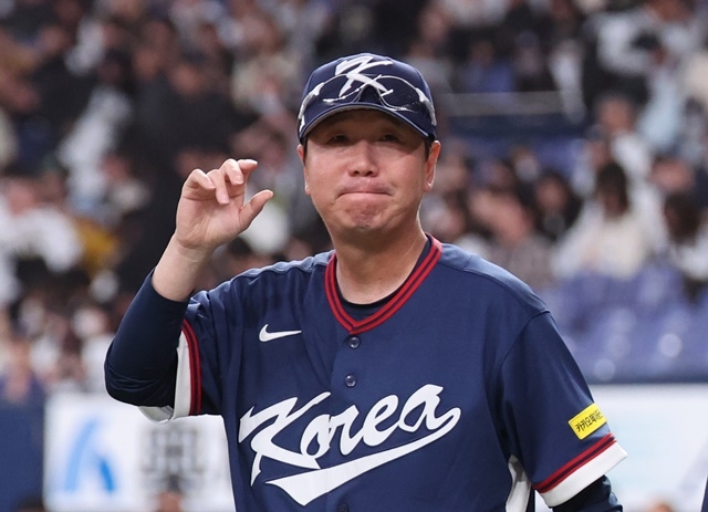 South Korean coach Ryu Ji-hyun, who won the World Baseball Classic (WBC) warm-up match against the Korean national team and the Orix Buffaloes in Japanese professional baseball 8-5 at Kyocera Dome in Osaka, Japan, greets the crowd on the 3rd. Photo = Yonhap News