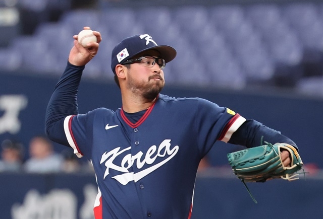 The World Baseball Classic warm-up match between the Korean national team and the Orix Buffaloes of the Japanese professional baseball league took place at the Kyocera Dome in Osaka, Japan on the 3rd. South Korean starting pitcher Dane Dunning is pitching hard. Photo = Yonhap News