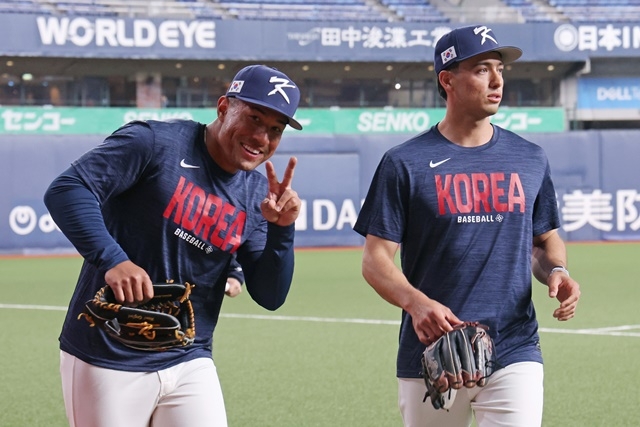Korean baseball team Germai Jones and Shay Witcom, who are set to participate in the World Baseball Classic (WBC), are training at the Kyocera Dome in Osaka, Japan on the 1st. Photo = Yonhap News
