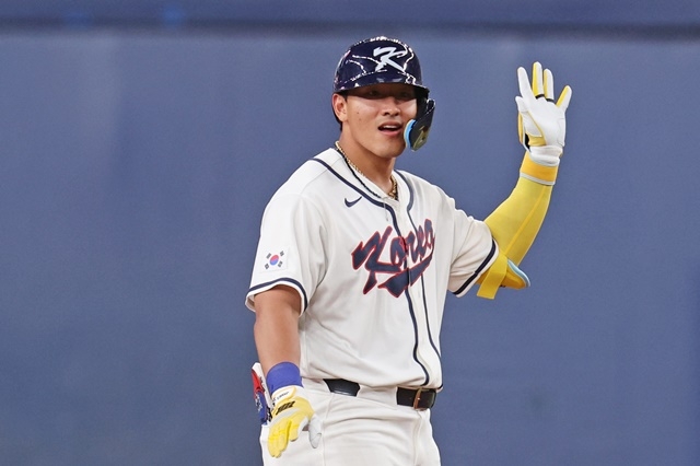 The World Baseball Classic warm-up match between the Korean national team and the Hanshin Tigers of the Japanese professional baseball team was held at Kyocera Dome in Osaka, Japan on the 2nd. South Korean Ahn Hyun-min is delighted after hitting an RBI single in the top of the first inning with two outs and runners on the first and third bases. Photo = Yonhap News