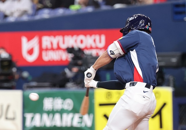 The World Baseball Classic warm-up match between the Korean national team and the Orix Buffaloes of the Japanese professional baseball league took place at the Kyocera Dome in Osaka, Japan on the 3rd. In the top of the second inning, Korean Kim Do-young hits a three-run home run with two outs and runners on first and third bases. Photo = Yonhap News
