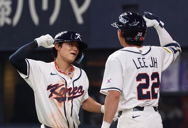 The World Baseball Classic warm-up match between the Korean national team and the Hanshin Tigers of the Japanese professional baseball team was held at Kyocera Dome in Osaka, Japan on the 2nd. South Korean Kim Do-young is delighted after hitting a solo home run with one out in the top of the fifth inning. Photo = Yonhap News