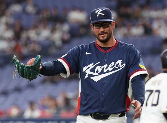 At the World Baseball Classic warm-up match between the Korean national team and the Orix Buffaloes in Japanese pro baseball at Kyocera Dome in Osaka, Japan on Sunday. Korean Dane Dunning, who finished the third inning without allowing a run, is smiling as he heads to the dugout. Photo = Yonhap News