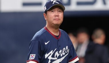 At the World Baseball Classic warm-up match between the Korean national team and the Orix Buffaloes of Japanese pro baseball at Kyocera Dome in Osaka, Japan on Sunday. Korean pitcher Yoo Young-chan is being replaced after allowing two runs to his opponent in the bottom of the eighth inning. Photo = Yonhap News