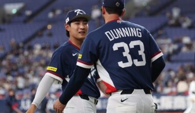 At the World Baseball Classic warm-up match between the Korean national team and the Orix Buffaloes in Japanese pro baseball at Kyocera Dome in Osaka, Japan on Sunday. Korean pitcher Dane Dunning (right) enters the dugout to cheer up Shay Wittcomb and each other after finishing the third inning without allowing a run. Photo = Yonhap News
