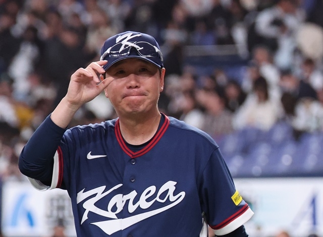South Korean coach Ryu Ji-hyun, who won the World Baseball Classic (WBC) warm-up match against the Korean national team and the Orix Buffaloes in Japanese professional baseball 8-5 at Kyocera Dome in Osaka, Japan, greets the crowd on the 3rd. Photo = Yonhap News
