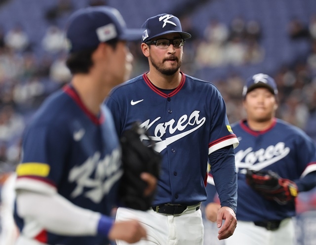 The World Baseball Classic warm-up match between the Korean national team and the Orix Buffaloes of the Japanese professional baseball league took place at the Kyocera Dome in Osaka, Japan on the 3rd. South Korean starting pitcher Dane Dunning is heading to the dugout after finishing the bottom of the first inning without allowing a run. Photo = Yonhap News